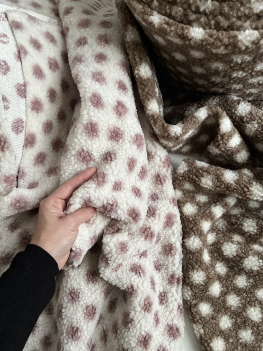 Teddy Sherpa bouclé fond écru clair motif pois vieux rose Mailles - 4