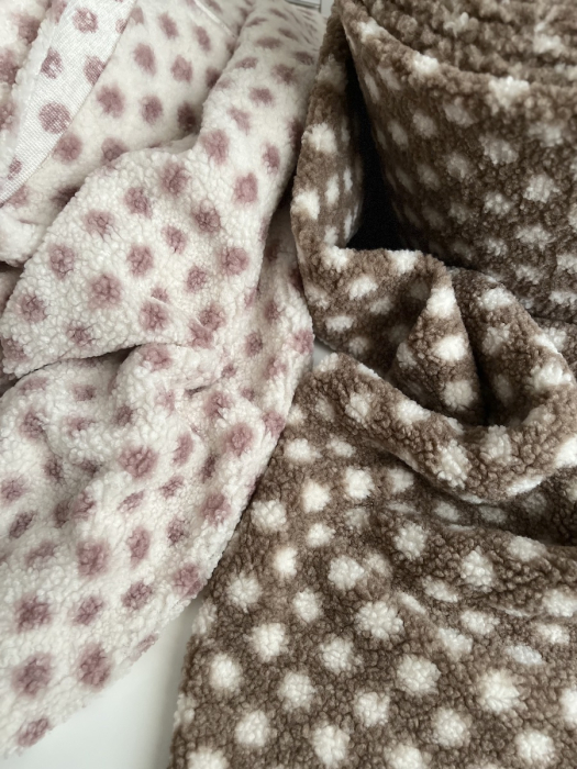 Teddy Sherpa bouclé fond écru clair motif pois vieux rose Mailles - 5