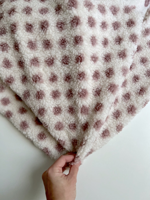 Teddy Sherpa bouclé fond écru clair motif pois vieux rose Mailles - 2