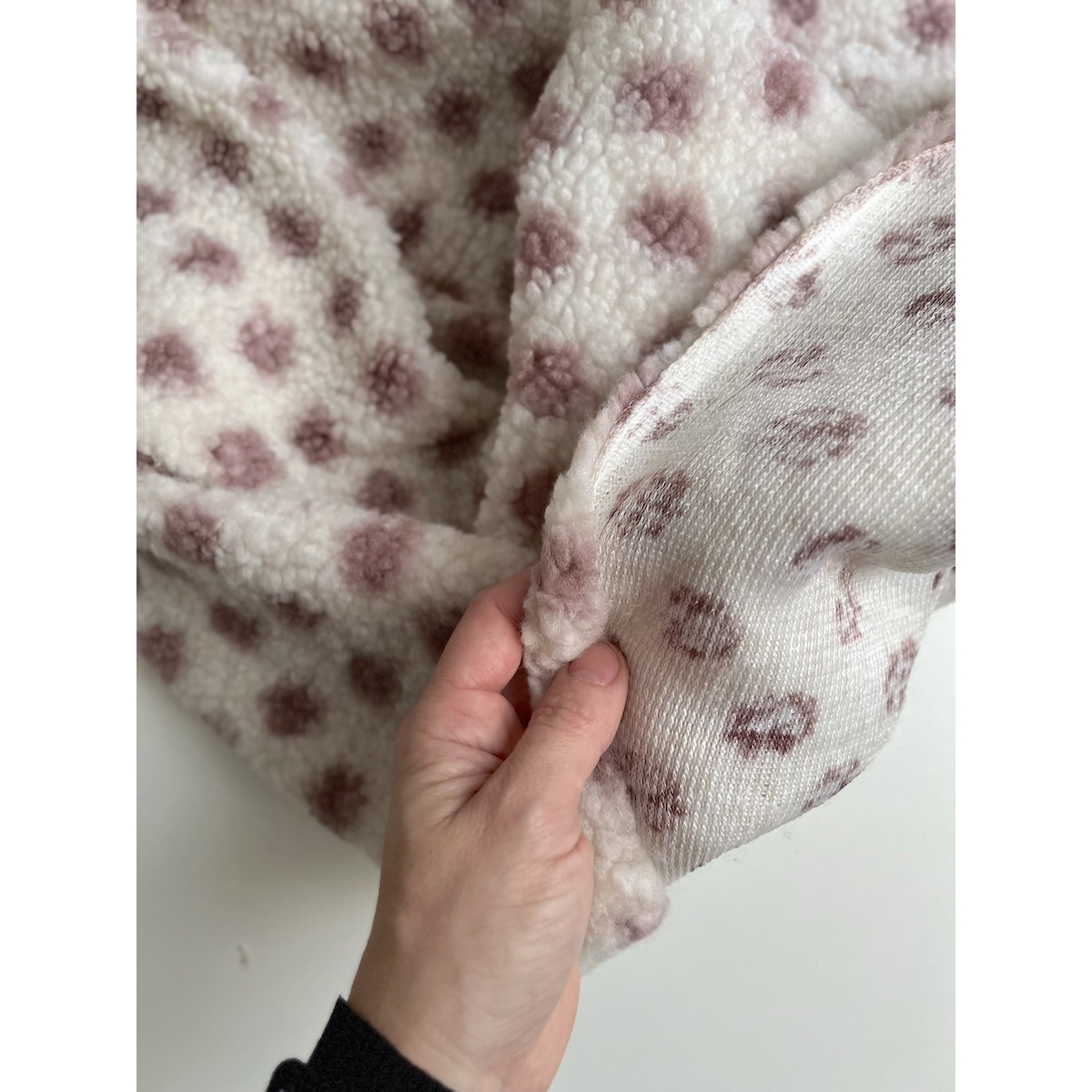 Teddy Sherpa bouclé fond écru clair motif pois vieux rose Mailles - 3 Teddy Sherpa bouclé fond écru clair motif pois vieux rose Mailles - 3