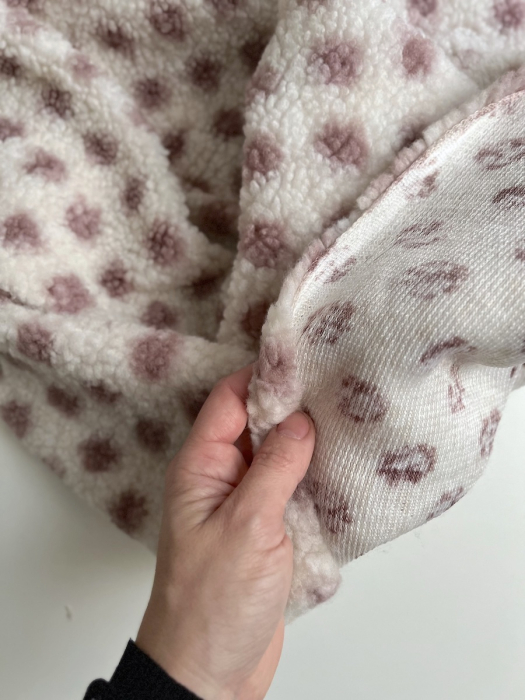 Teddy Sherpa bouclé fond écru clair motif pois vieux rose Mailles - 3