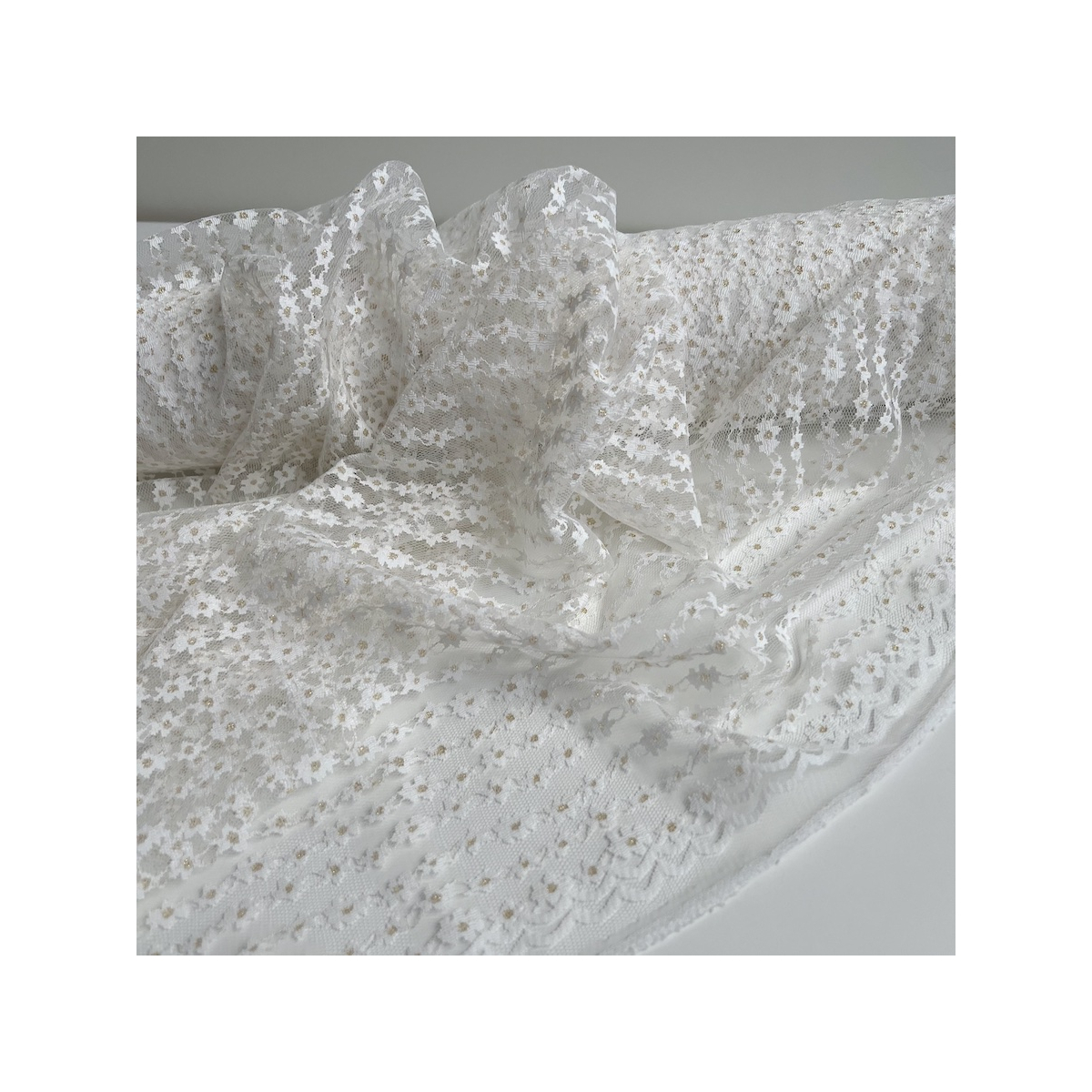 Tulle souple crème marguerites dorées Batikou - 1 Tulle souple crème marguerites dorées Batikou - 1