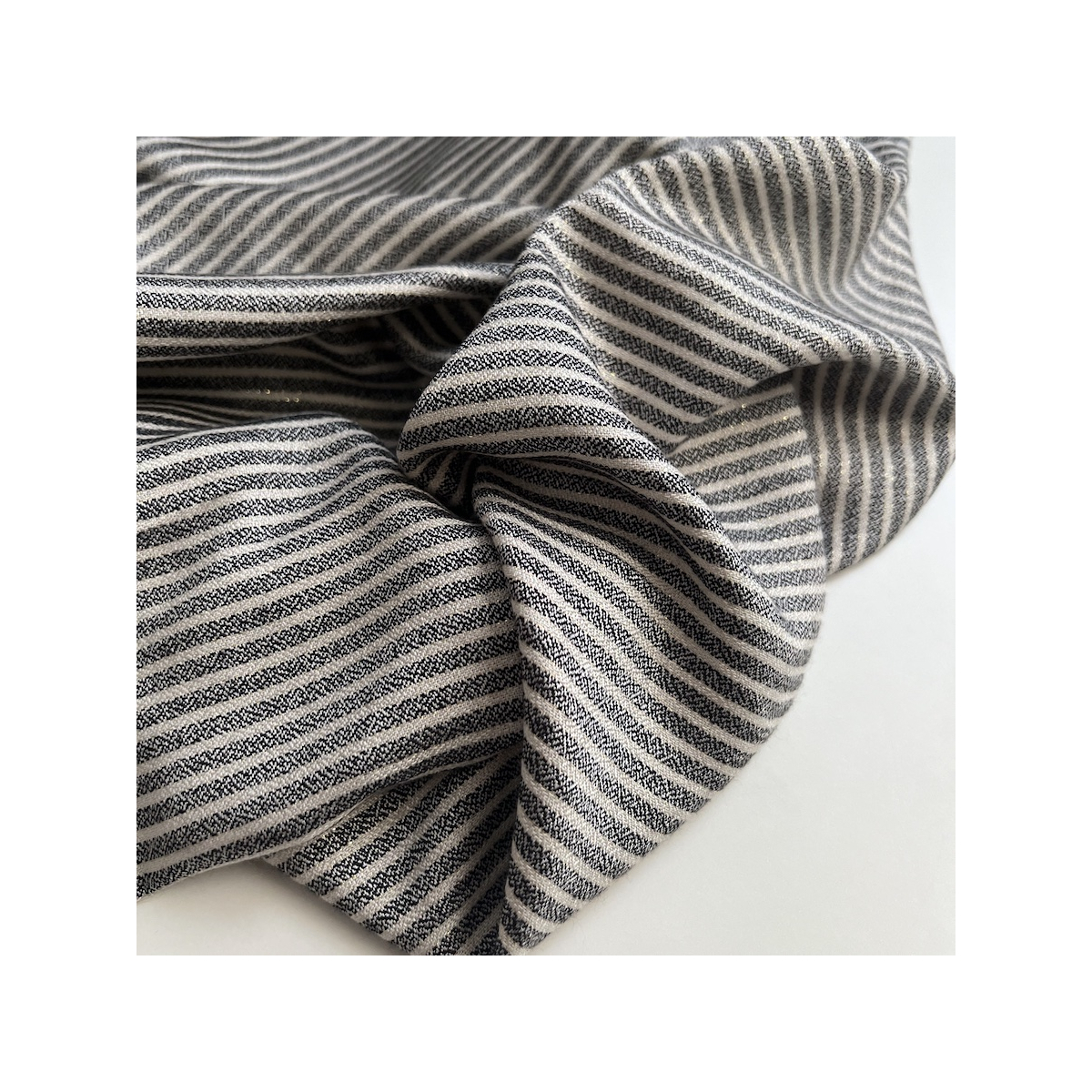 Viscose rayures chinées noires, écru et lurex doré Batikou - 1