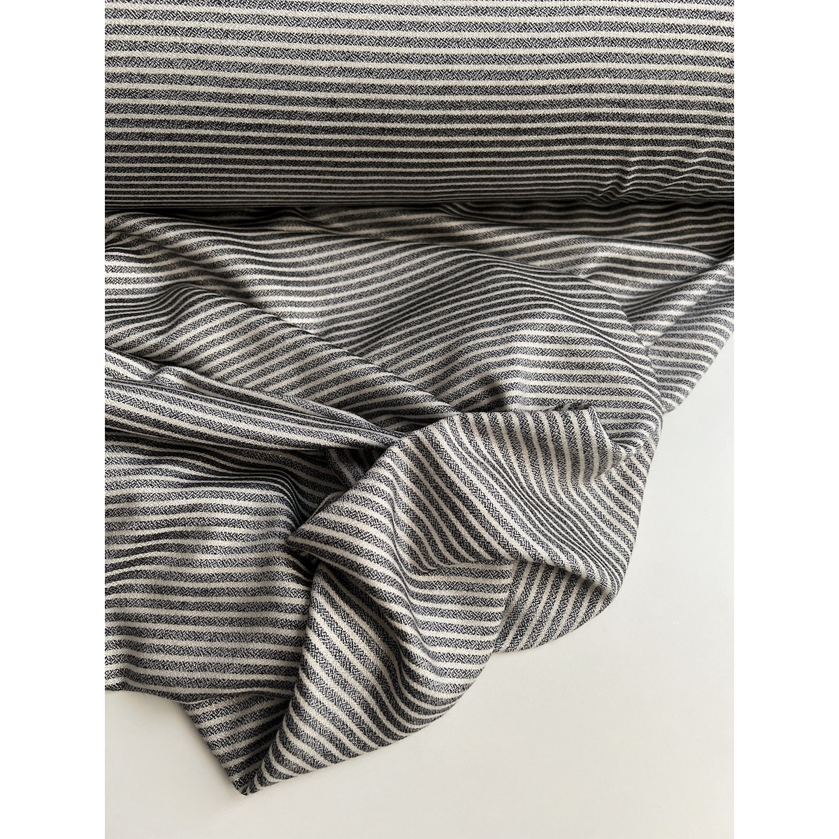 Viscose rayures chinées noires, écru et lurex doré Batikou - 9