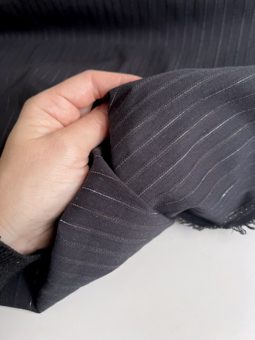 Coton tissage texturé noir avec fils argentés et dorée Batikou - 2