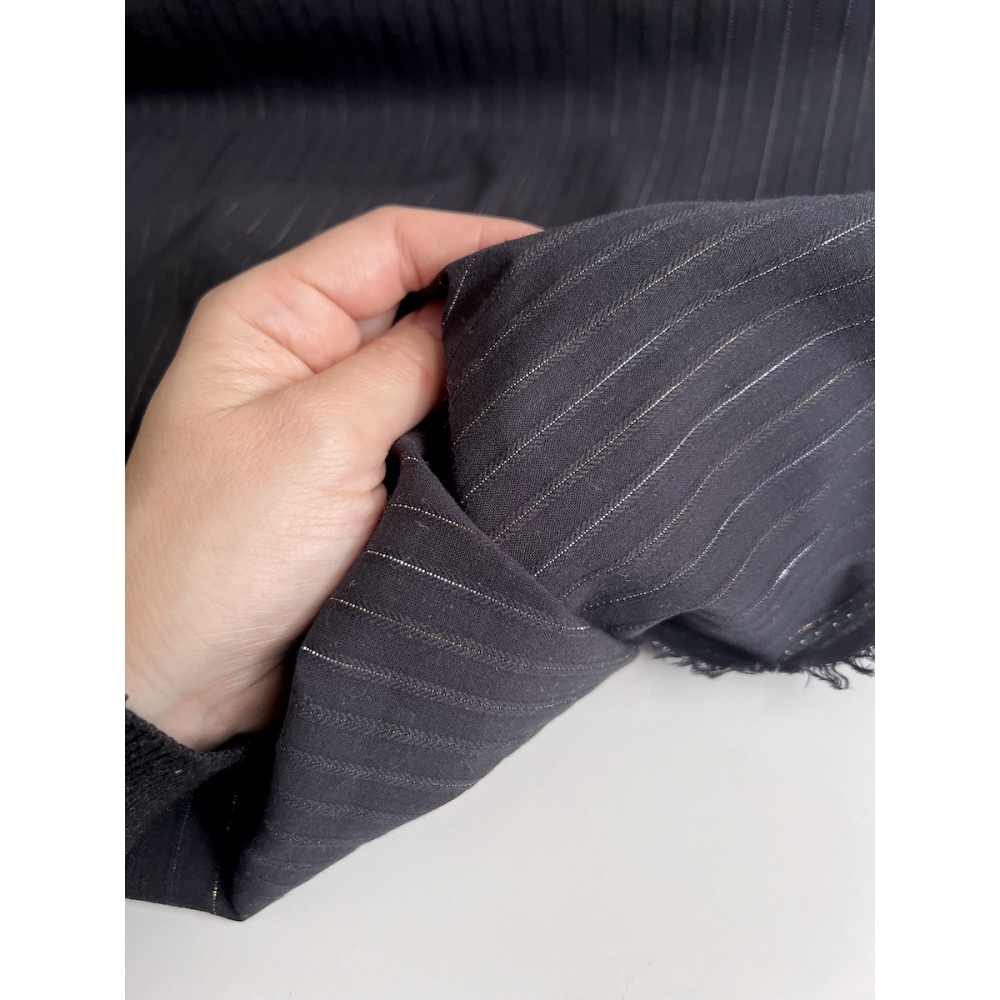Coton tissage texturé noir avec fils argentés et dorée Batikou - 2