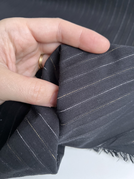 Coton tissage texturé noir avec fils argentés et dorée Batikou - 3