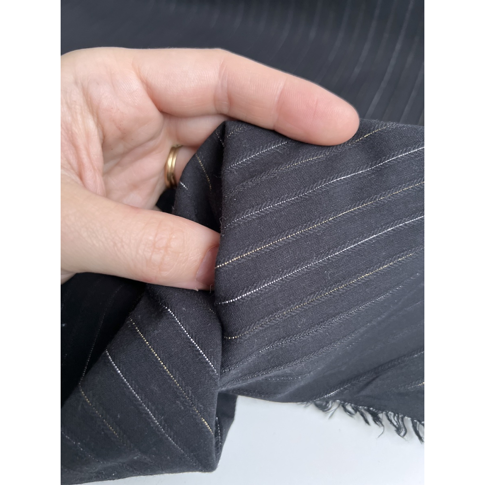 Coton tissage texturé noir avec fils argentés et dorée Batikou - 3