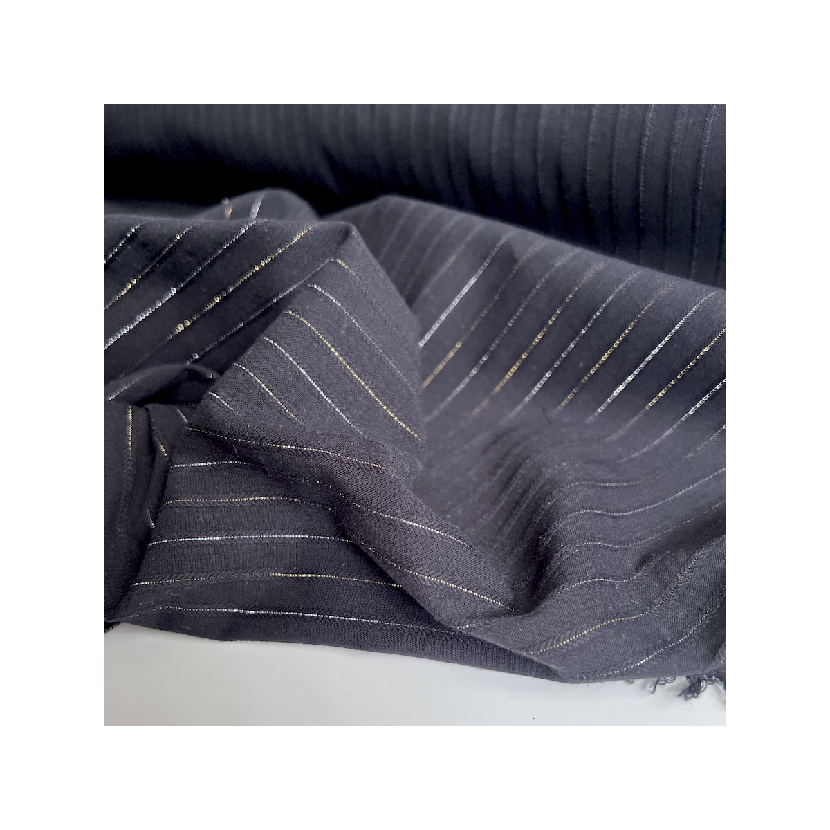 Coton tissage texturé noir avec fils argentés et dorée Batikou - 4 Coton tissage texturé noir avec fils argentés et dorée Batikou - 4