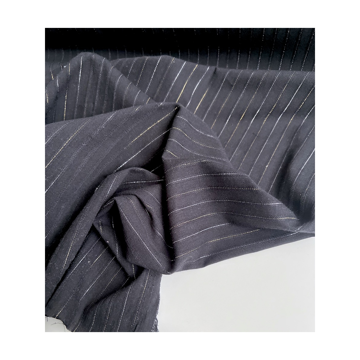 Coton tissage texturé noir avec fils argentés et dorée Batikou - 5 Coton tissage texturé noir avec fils argentés et dorée Batikou - 5