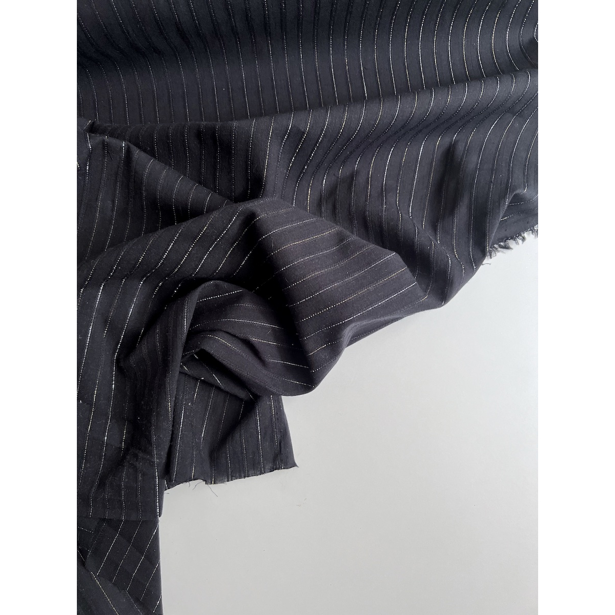 Coton tissage texturé noir avec fils argentés et dorée Batikou - 6 Coton tissage texturé noir avec fils argentés et dorée Batikou - 6