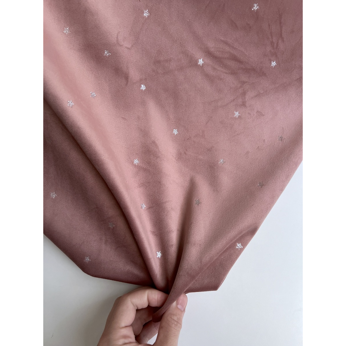 Stella - Velours ras fluide coloris vieux rose nuée d'étoiles argentées Batikou - 3