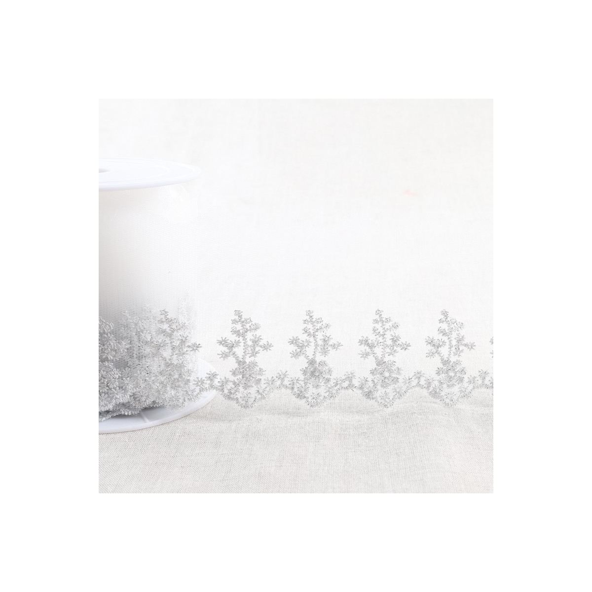 Galon Broderie Métallique Argent sur Tulle Galon Broderie Métallique Argent sur Tulle