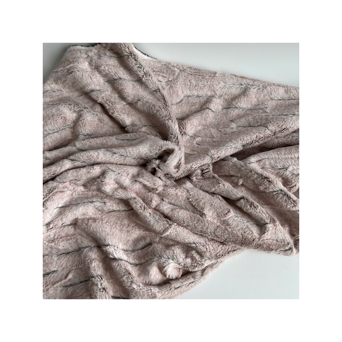 Fausse fourrure luxe coloris rose doux Mailles - 1 Fausse fourrure luxe coloris rose doux Mailles - 1