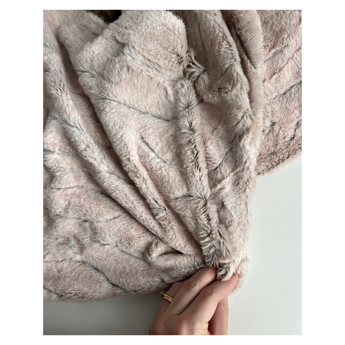 Fausse fourrure luxe coloris rose doux Mailles - 3 Fausse fourrure luxe coloris rose doux Mailles - 3