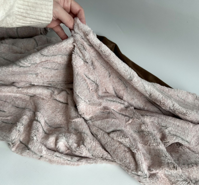 Fausse fourrure luxe coloris rose doux Mailles - 7