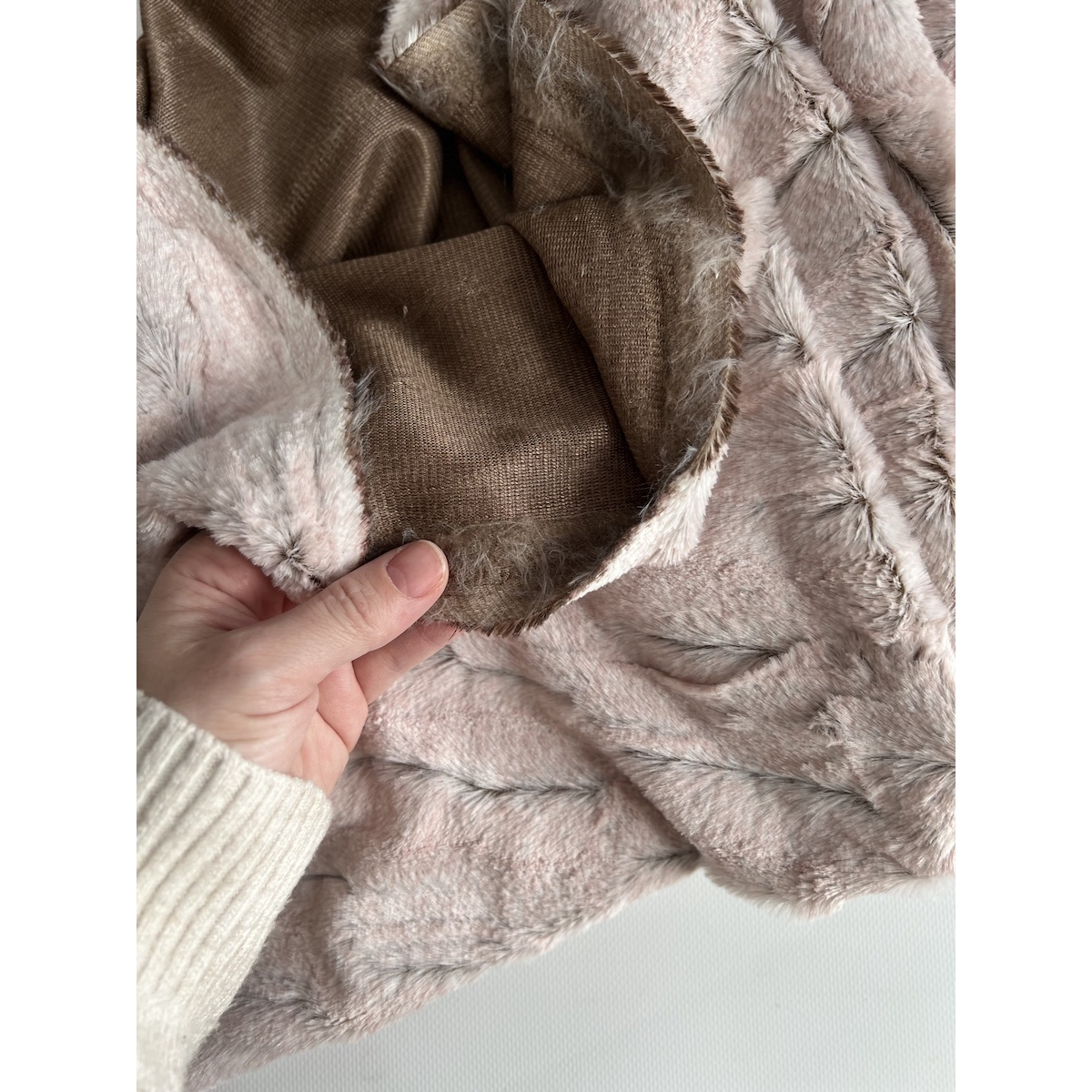 Fausse fourrure luxe coloris rose doux Mailles - 8 Fausse fourrure luxe coloris rose doux Mailles - 8