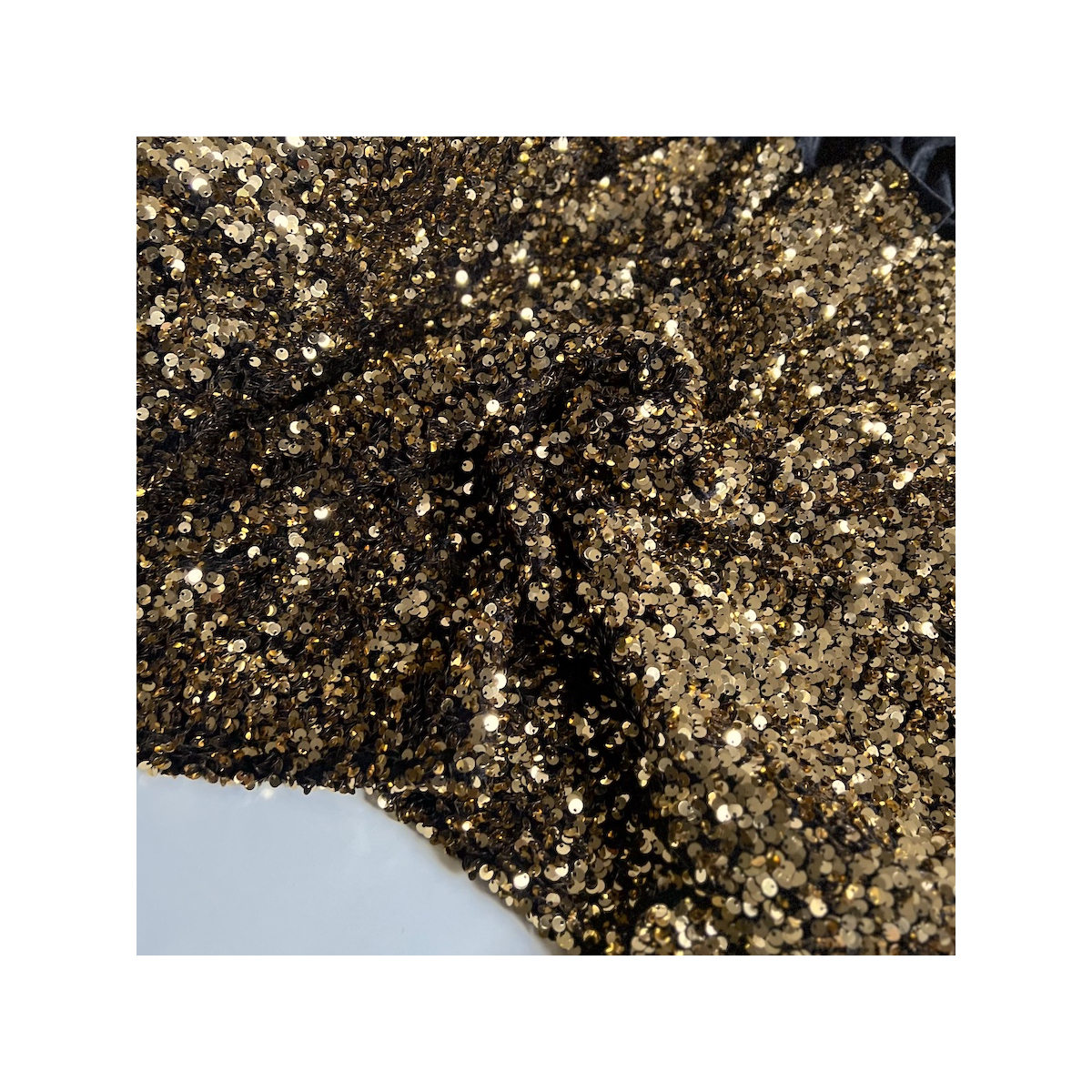 Sequins dorés sur velours noir Batikou - 1