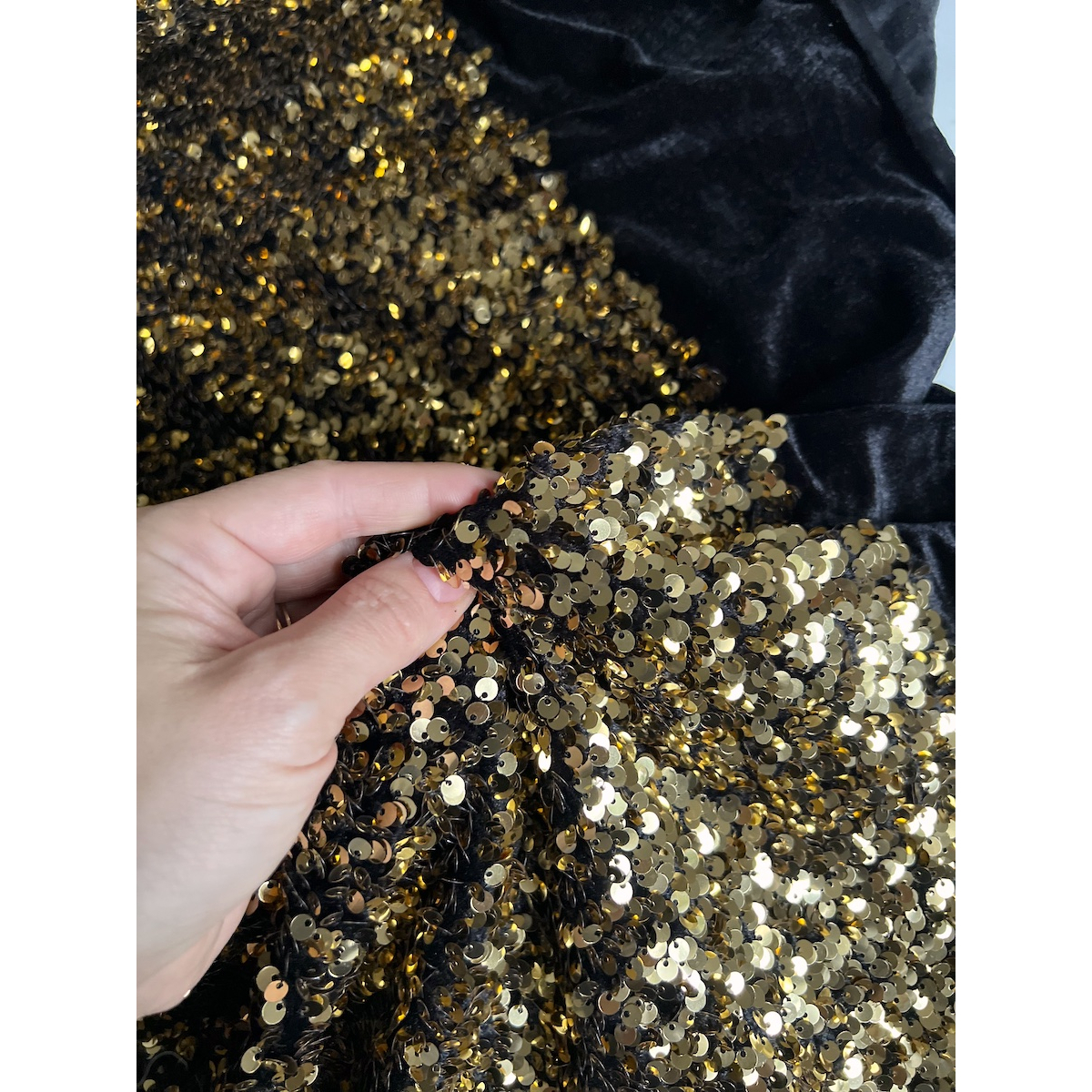 Sequins dorés sur velours noir Batikou - 6