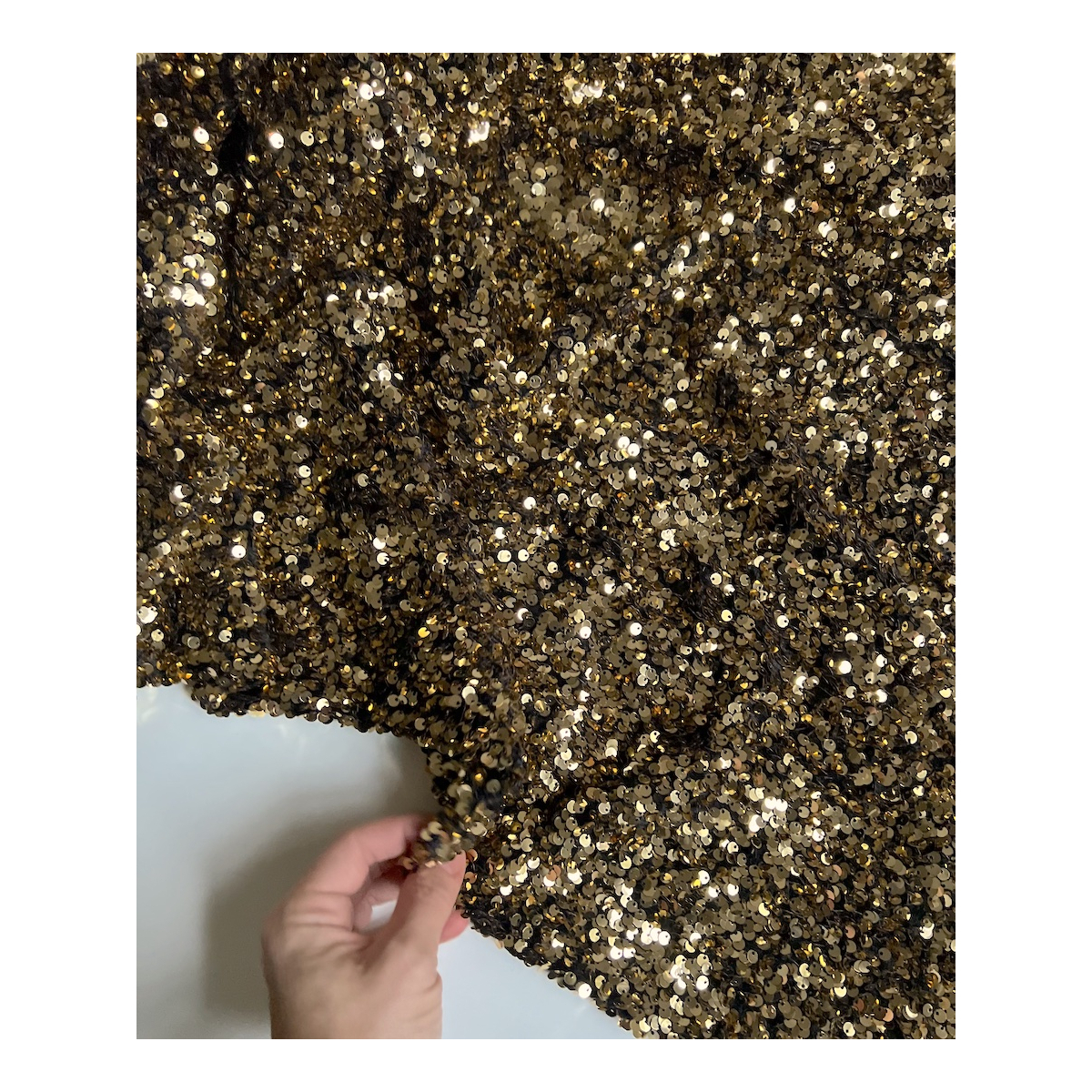 Sequins dorés sur velours noir Batikou - 7