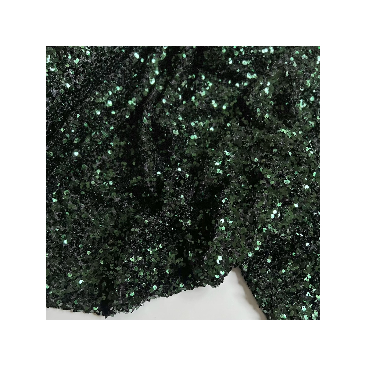Sequins vert sapin sur velours noir Batikou - 1