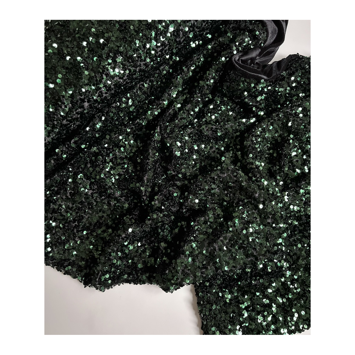 Sequins vert sapin sur velours noir Batikou - 3