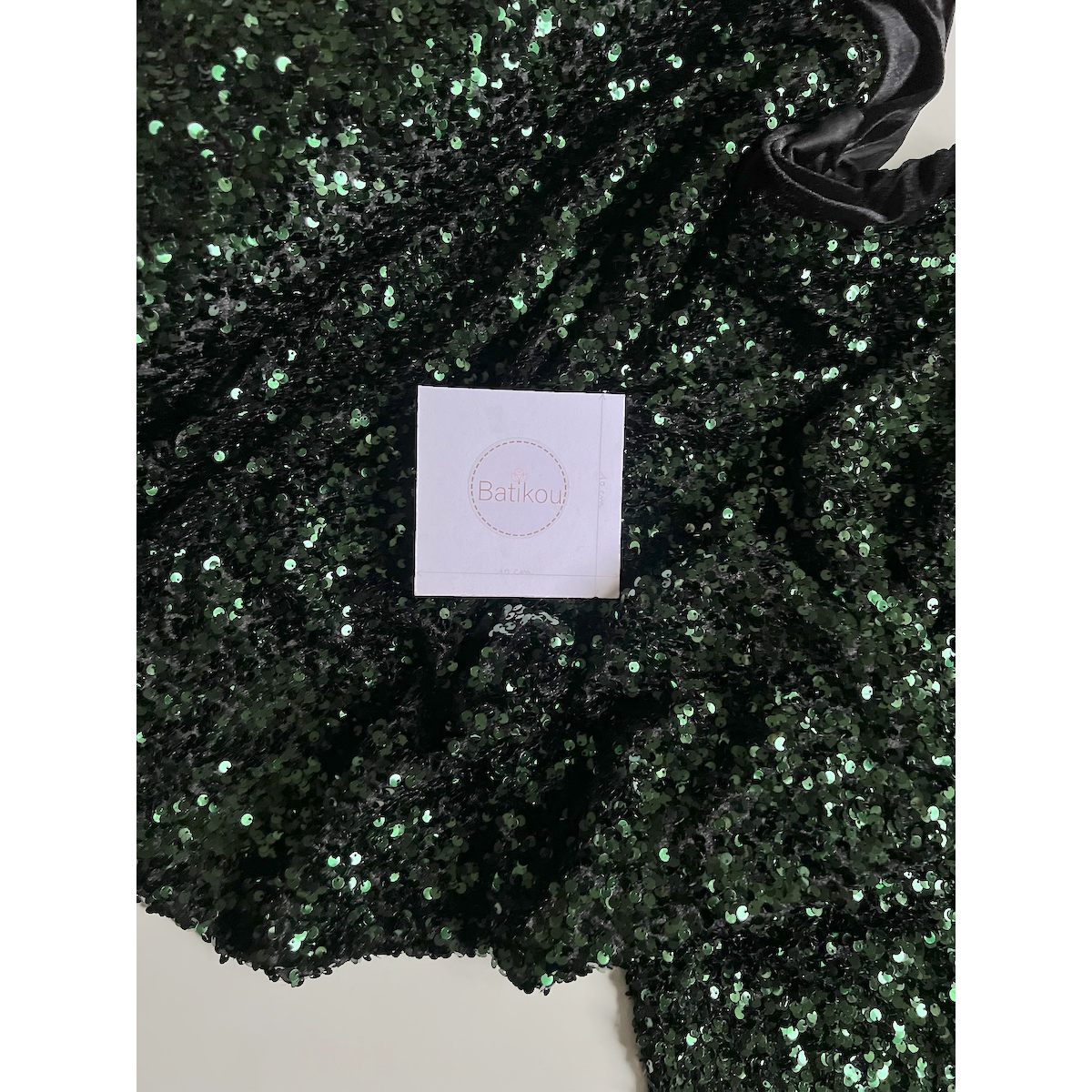 Sequins vert sapin sur velours noir Batikou - 5