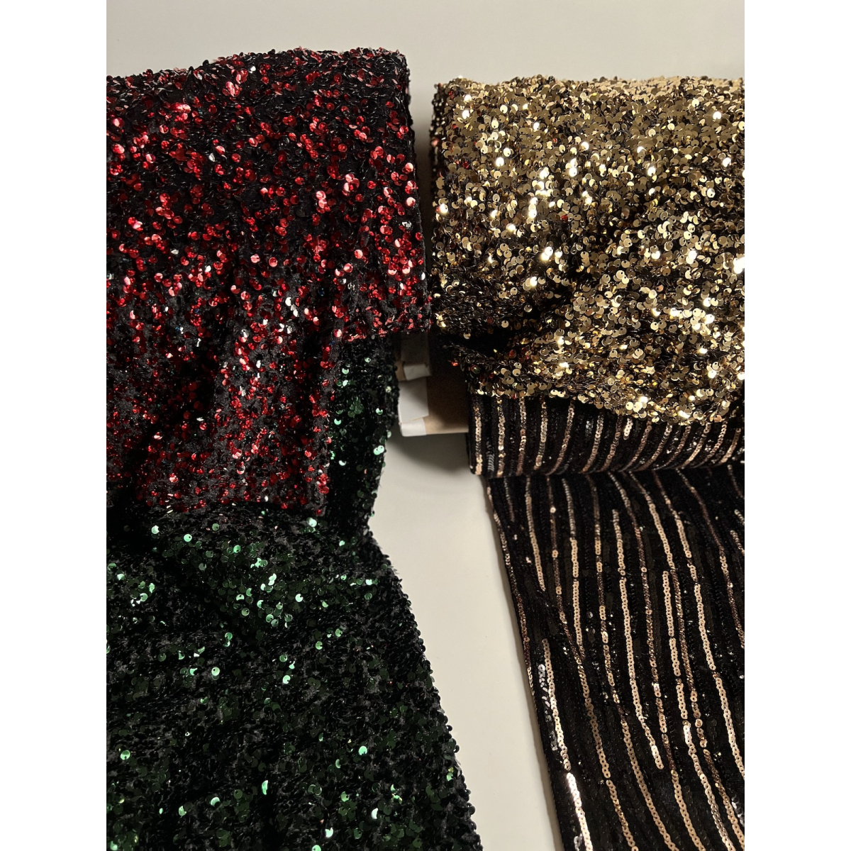 Sequins rouge sur velours noir Batikou - 10 Sequins rouge sur velours noir Batikou - 10