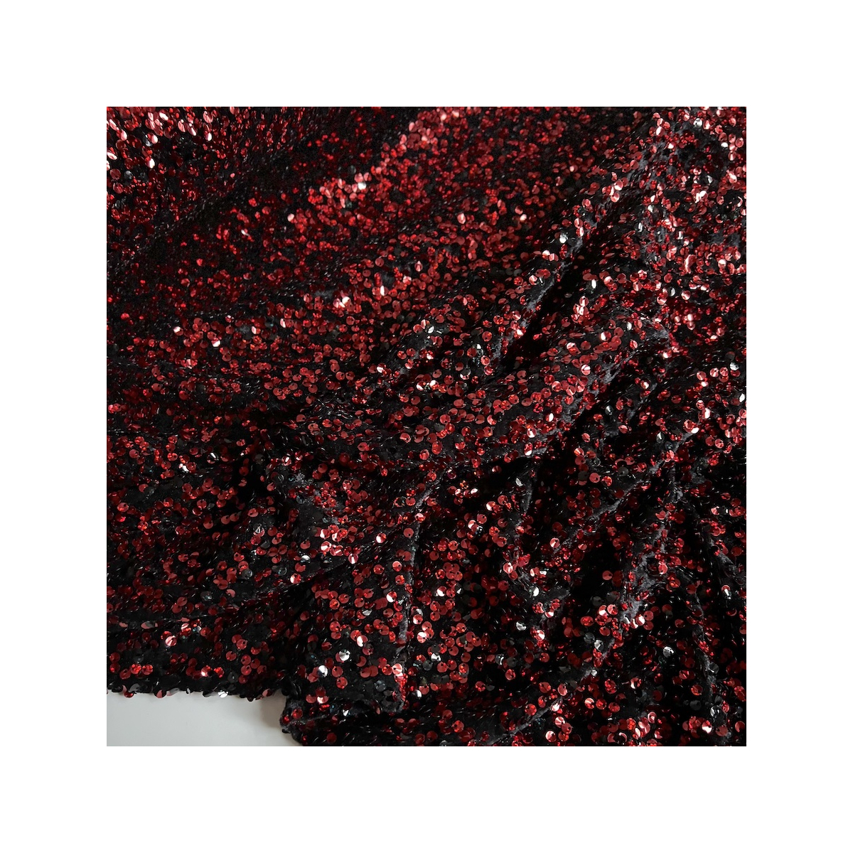 Sequins rouge sur velours noir Batikou - 1 Sequins rouge sur velours noir Batikou - 1