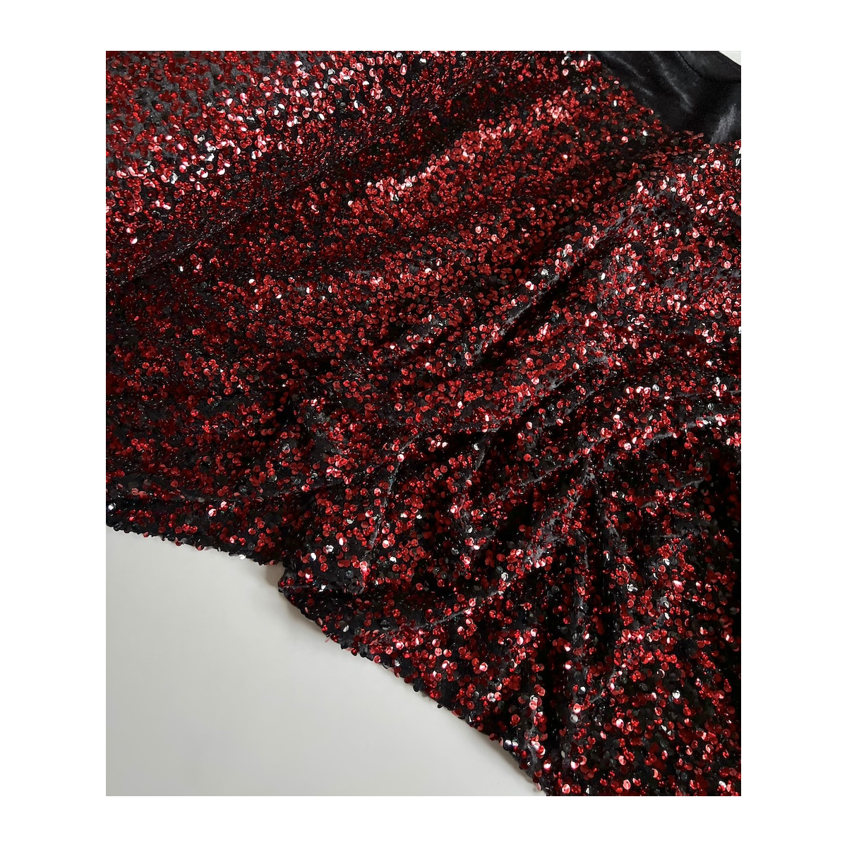 Sequins rouge sur velours noir Batikou - 3 Sequins rouge sur velours noir Batikou - 3
