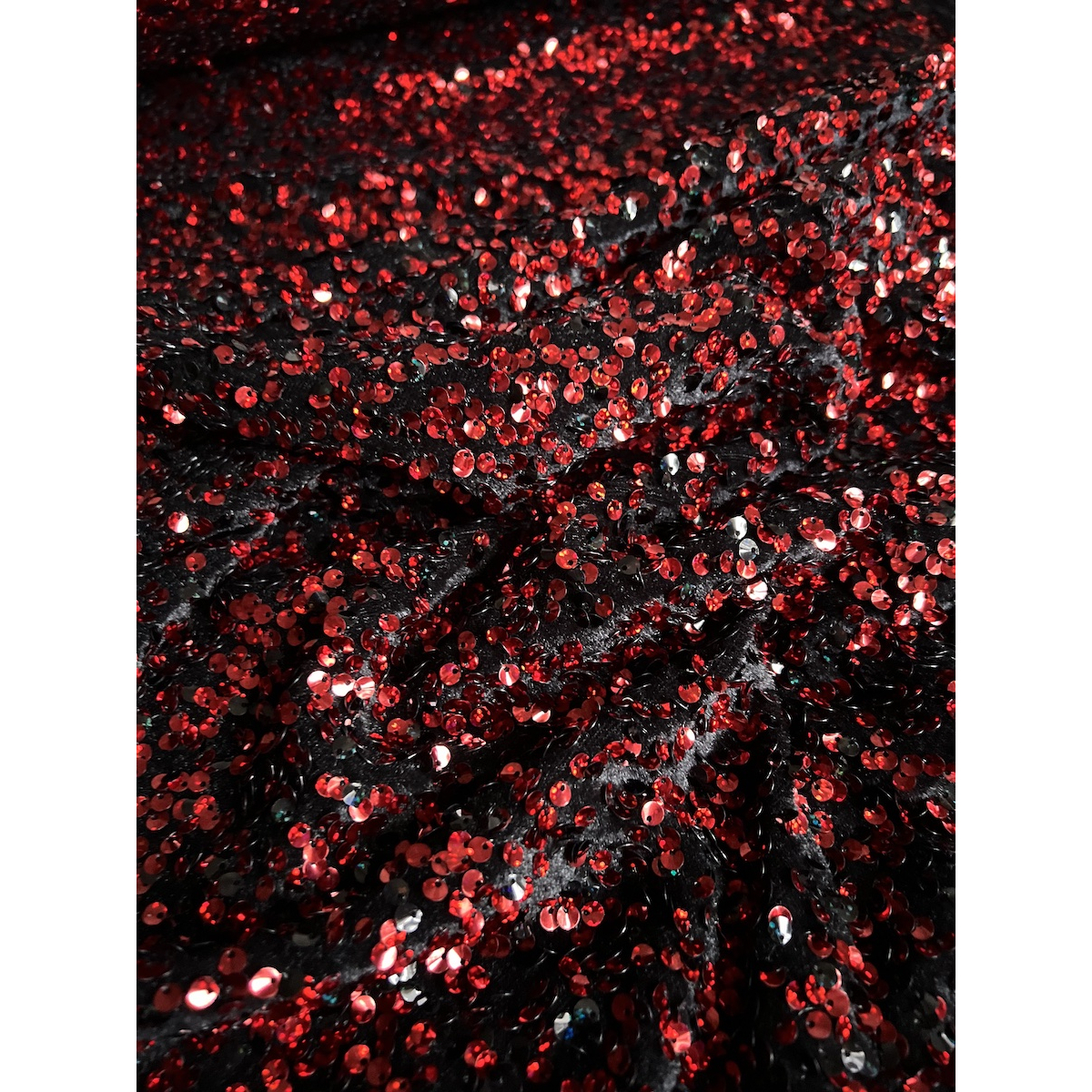 Sequins rouge sur velours noir Batikou - 5 Sequins rouge sur velours noir Batikou - 5