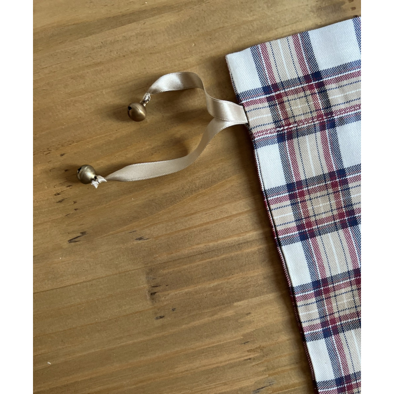 Pochon en tartan Trevor avec lien en satin et grelots Batikou - 2