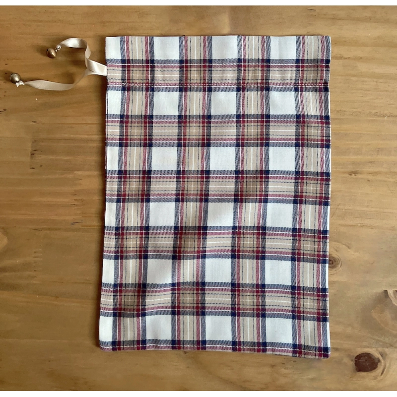 Pochon en tartan Trevor avec lien en satin et grelots Batikou - 3