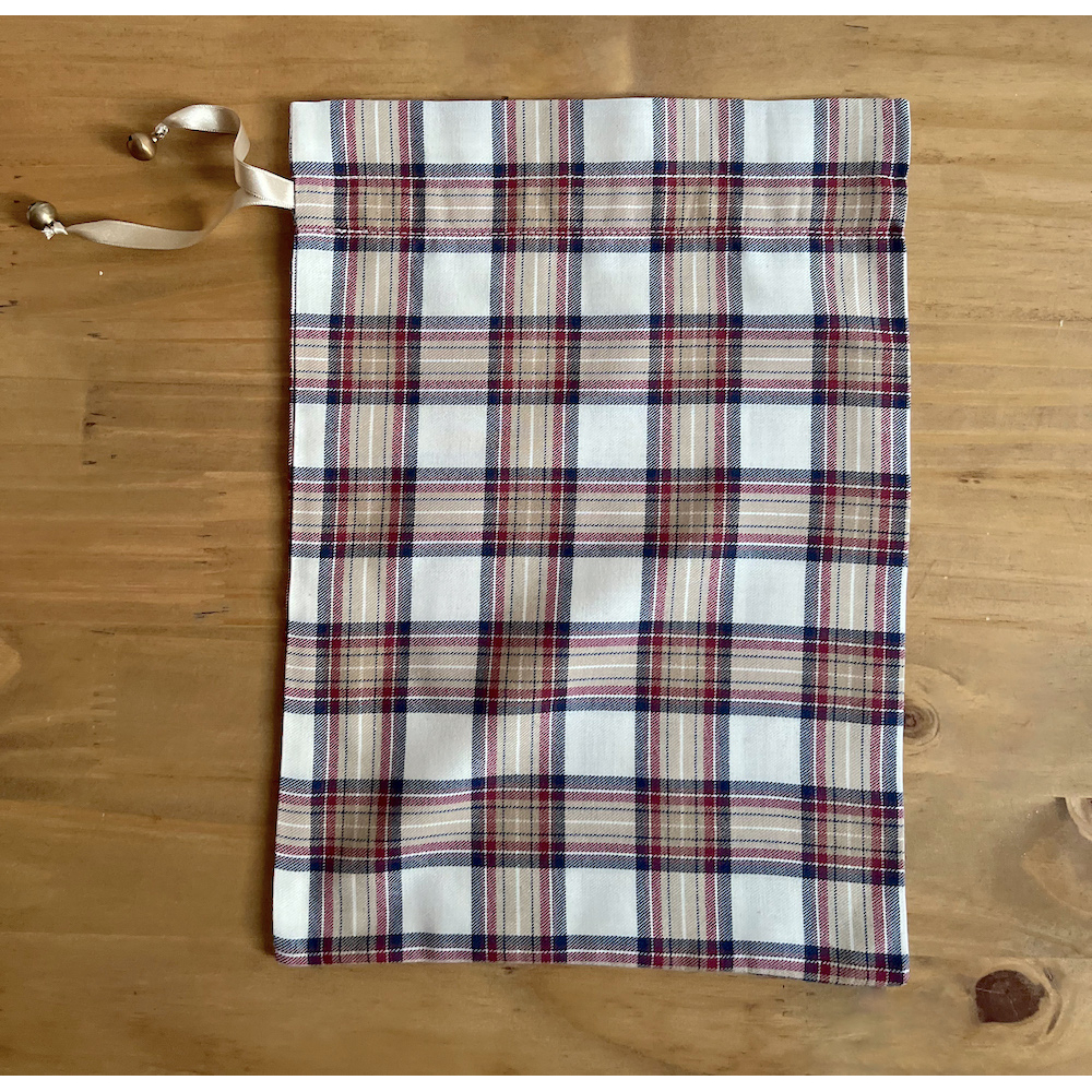 Pochon en tartan Trevor avec lien en satin et grelots Batikou - 3