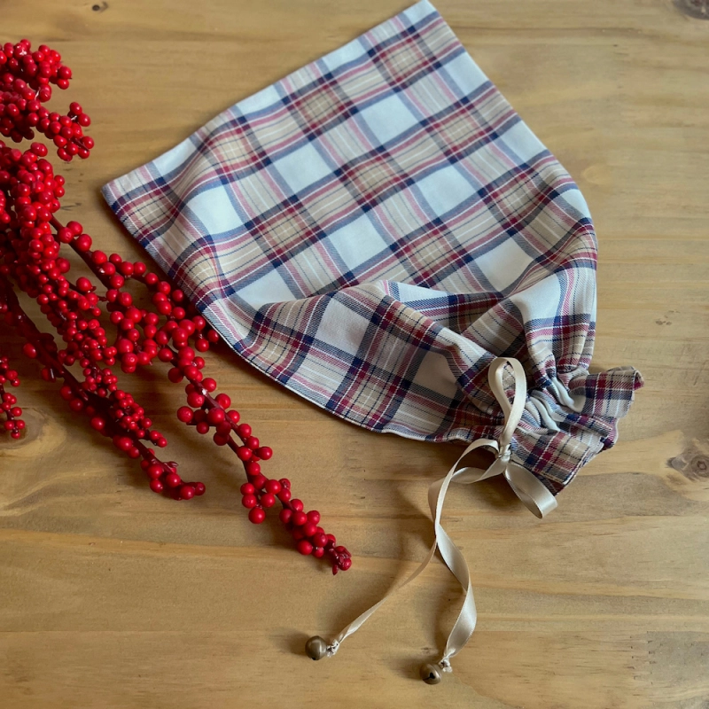 Pochon en tartan Trevor avec lien en satin et grelots Batikou - 1