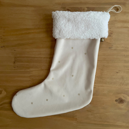 Botte de Noël  en velours écru à petites étoiles dorées Batikou - 1 Botte de Noël  en velours écru à petites étoiles dorées Batikou - 1