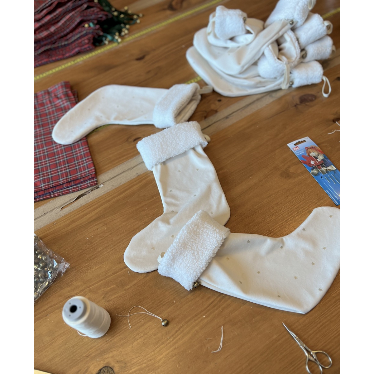 Botte de Noël  en velours écru à petites étoiles dorées Batikou - 3 Botte de Noël  en velours écru à petites étoiles dorées Batikou - 3