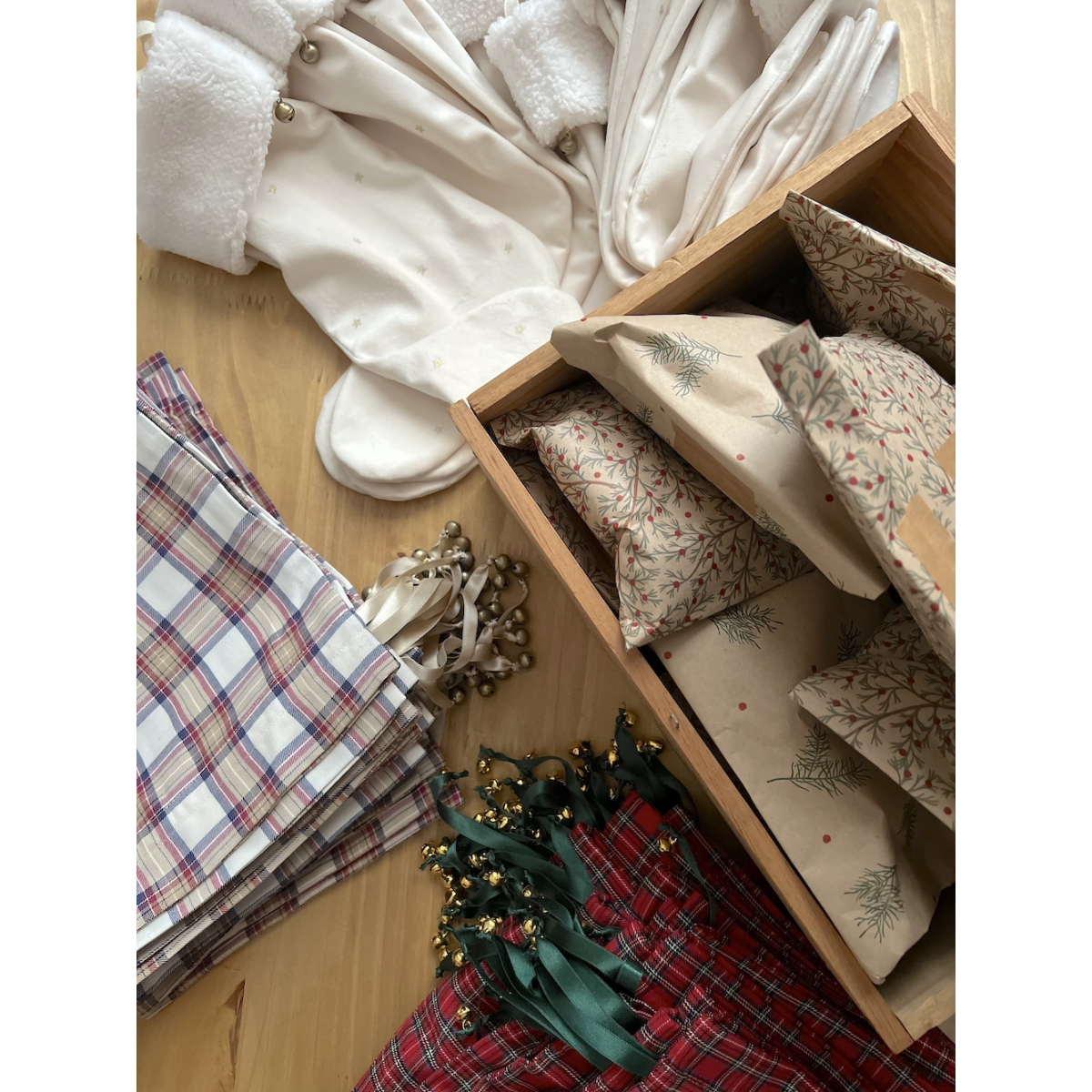 Botte de Noël  en velours écru à petites étoiles dorées Batikou - 4 Botte de Noël  en velours écru à petites étoiles dorées Batikou - 4
