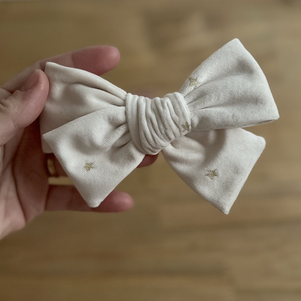 Pince noeud classique pince croco en velours écru à petites étoiles dorées @Norahshop Batikou - 1