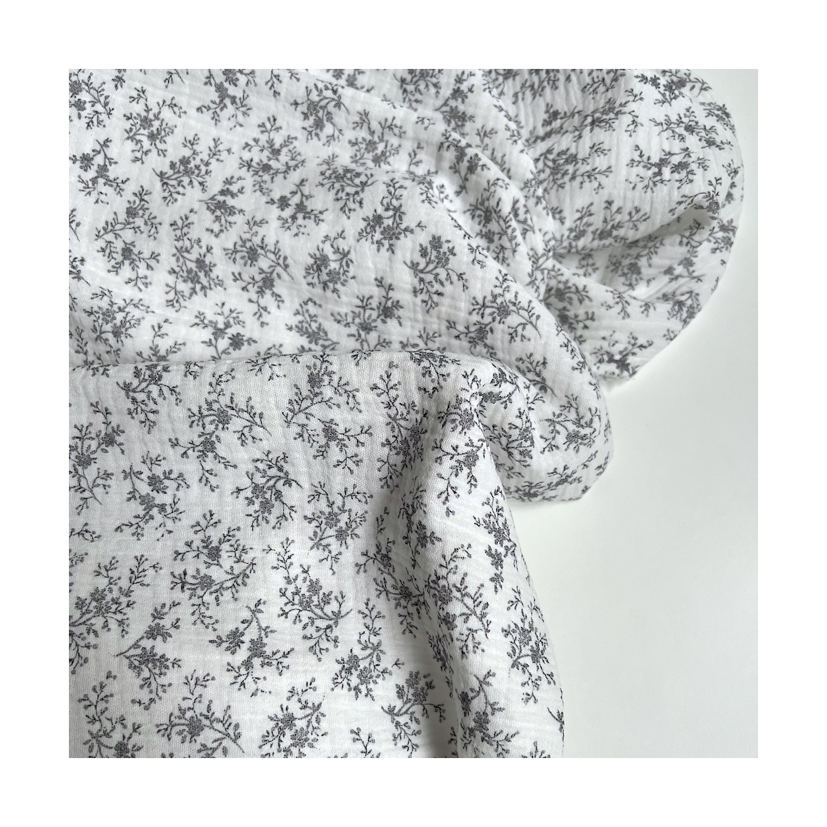 Meriem - Double gaze de coton BIO exclusif blanc à motifs fleuris gris Tissus issus de l'agriculture biologique  - 1 Meriem - Double gaze de coton BIO exclusif blanc à motifs fleuris gris Tissus issus de l'agriculture biologique  - 1