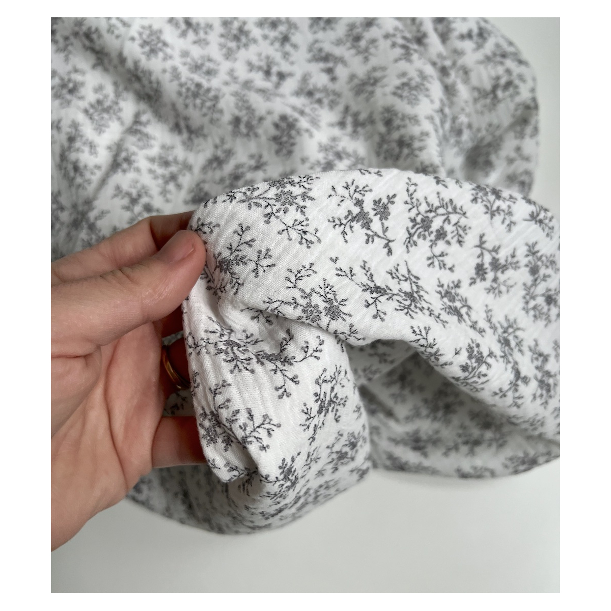 Meriem - Double gaze de coton BIO exclusif blanc à motifs fleuris gris Tissus issus de l'agriculture biologique  - 7 Meriem - Double gaze de coton BIO exclusif blanc à motifs fleuris gris Tissus issus de l'agriculture biologique  - 7
