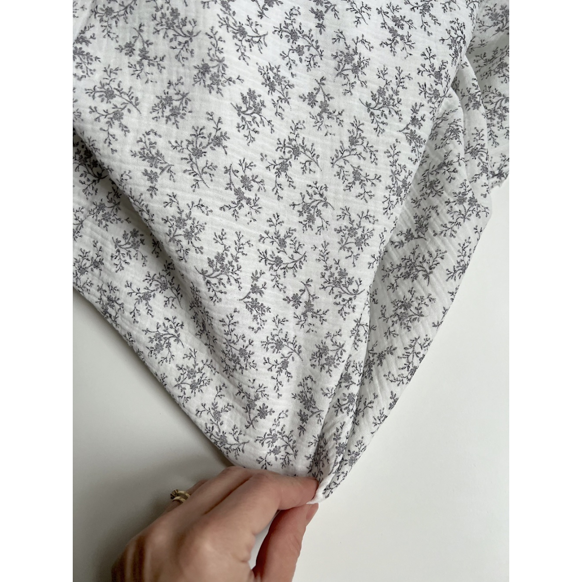 Meriem - Double gaze de coton BIO exclusif blanc à motifs fleuris gris Tissus issus de l'agriculture biologique  - 8 Meriem - Double gaze de coton BIO exclusif blanc à motifs fleuris gris Tissus issus de l'agriculture biologique  - 8