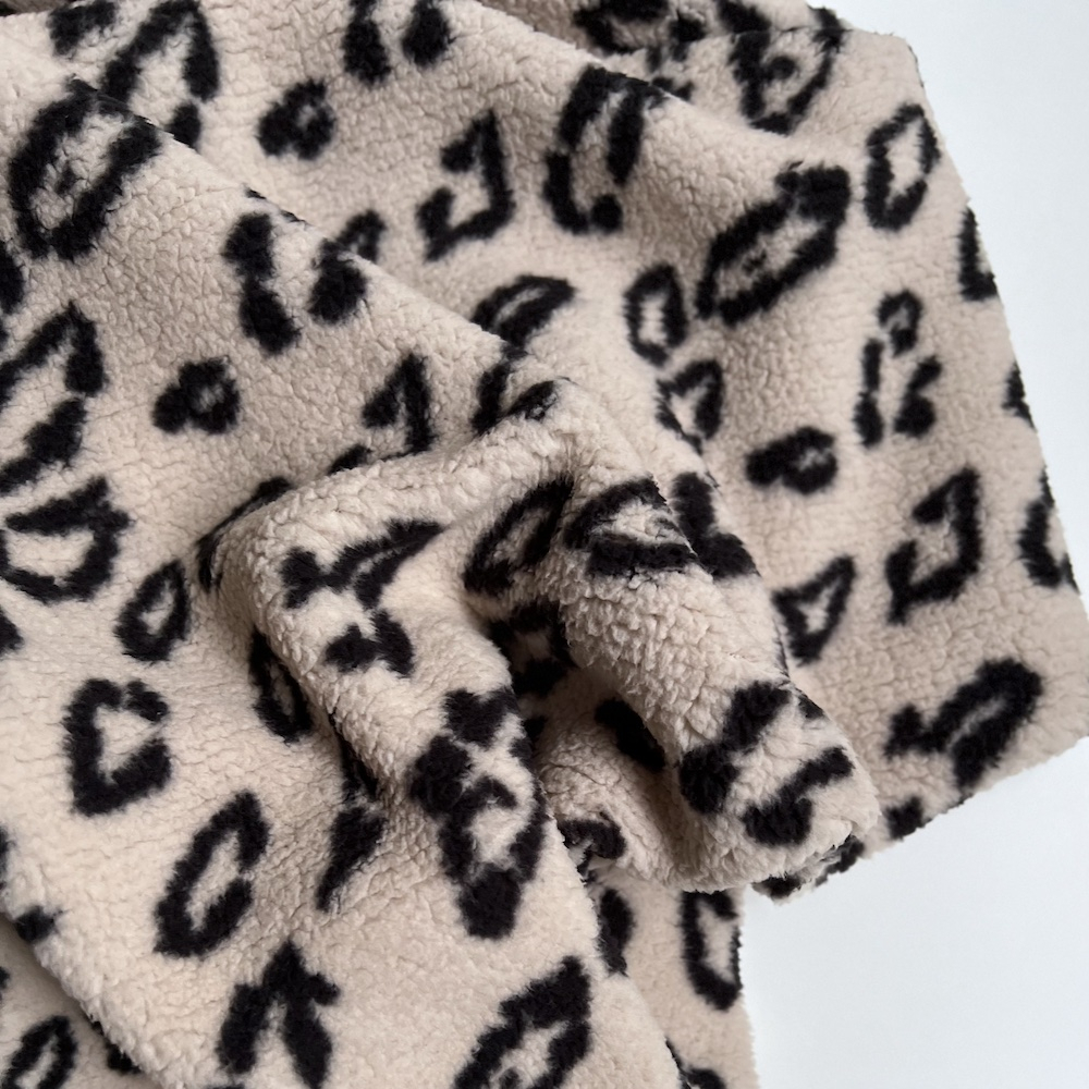 Teddy / moumoute bouclé fond beige clair motif Graou Mailles - 1