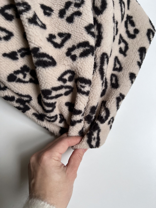 Teddy / moumoute bouclé fond beige clair motif Graou Mailles - 2