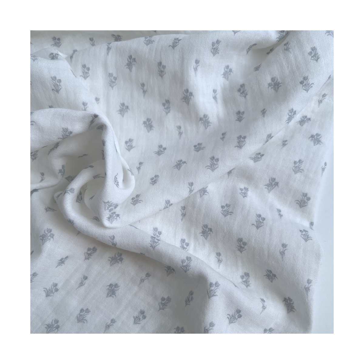 Madeleine - Double gaze de coton BIO blanc motif tulipes brume Tissus issus de l'agriculture biologique  - 1 Madeleine - Double gaze de coton BIO blanc motif tulipes brume Tissus issus de l'agriculture biologique  - 1