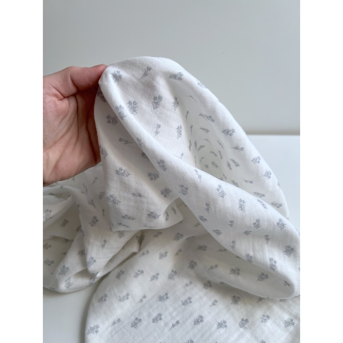 Madeleine - Double gaze de coton BIO blanc motif tulipes brume Tissus issus de l'agriculture biologique  - 2 Madeleine - Double gaze de coton BIO blanc motif tulipes brume Tissus issus de l'agriculture biologique  - 2