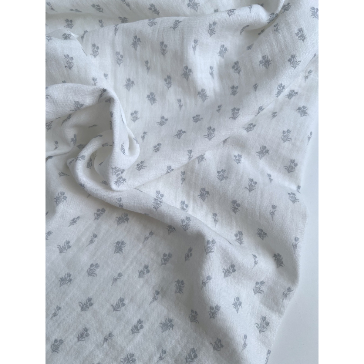 Madeleine - Double gaze de coton BIO blanc motif tulipes brume Tissus issus de l'agriculture biologique  - 5 Madeleine - Double gaze de coton BIO blanc motif tulipes brume Tissus issus de l'agriculture biologique  - 5
