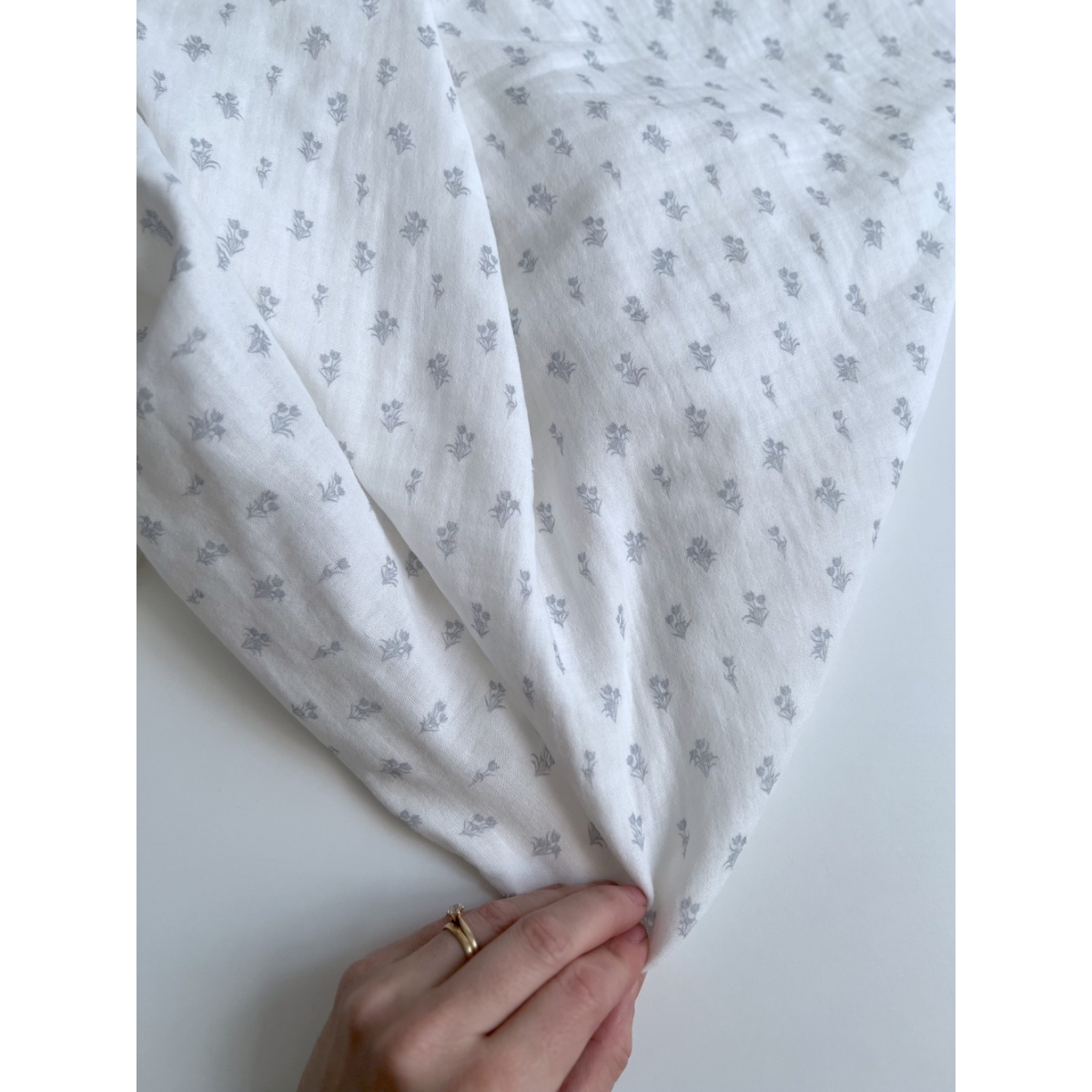 Madeleine - Double gaze de coton BIO blanc motif tulipes brume Tissus issus de l'agriculture biologique  - 8 Madeleine - Double gaze de coton BIO blanc motif tulipes brume Tissus issus de l'agriculture biologique  - 8
