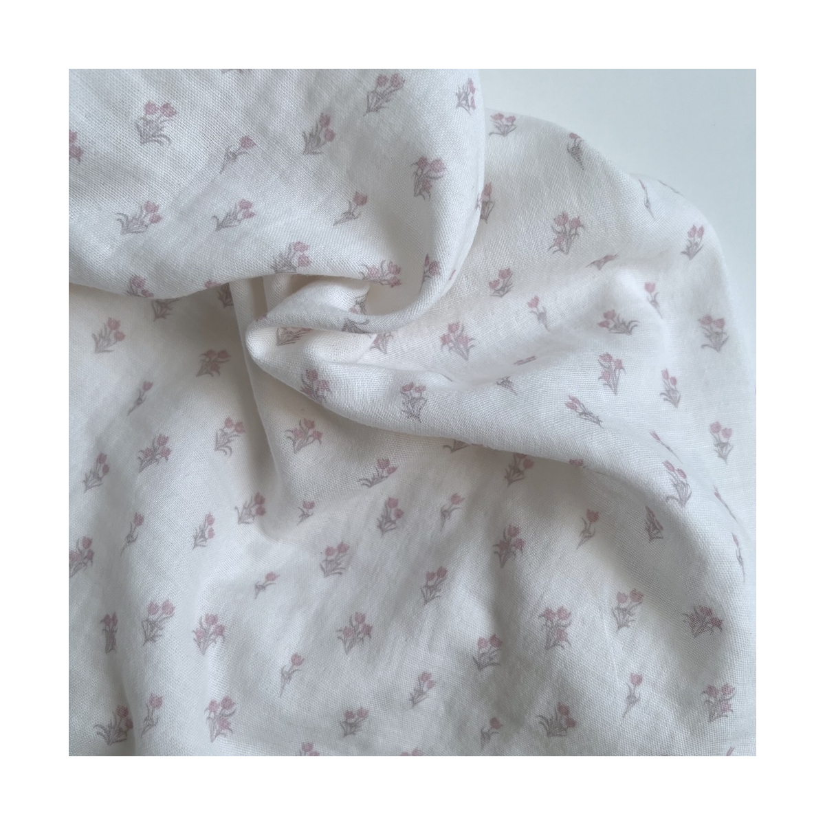 Madeleine - Double gaze de coton BIO blanc motif tulipes rose poudré Tissus issus de l'agriculture biologique  - 1 Madeleine - Double gaze de coton BIO blanc motif tulipes rose poudré Tissus issus de l'agriculture biologique  - 1