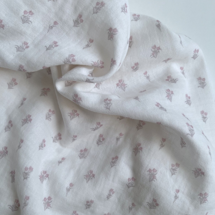 Madeleine - Double gaze de coton BIO blanc motif tulipes rose poudré Tissus issus de l'agriculture biologique  - 1